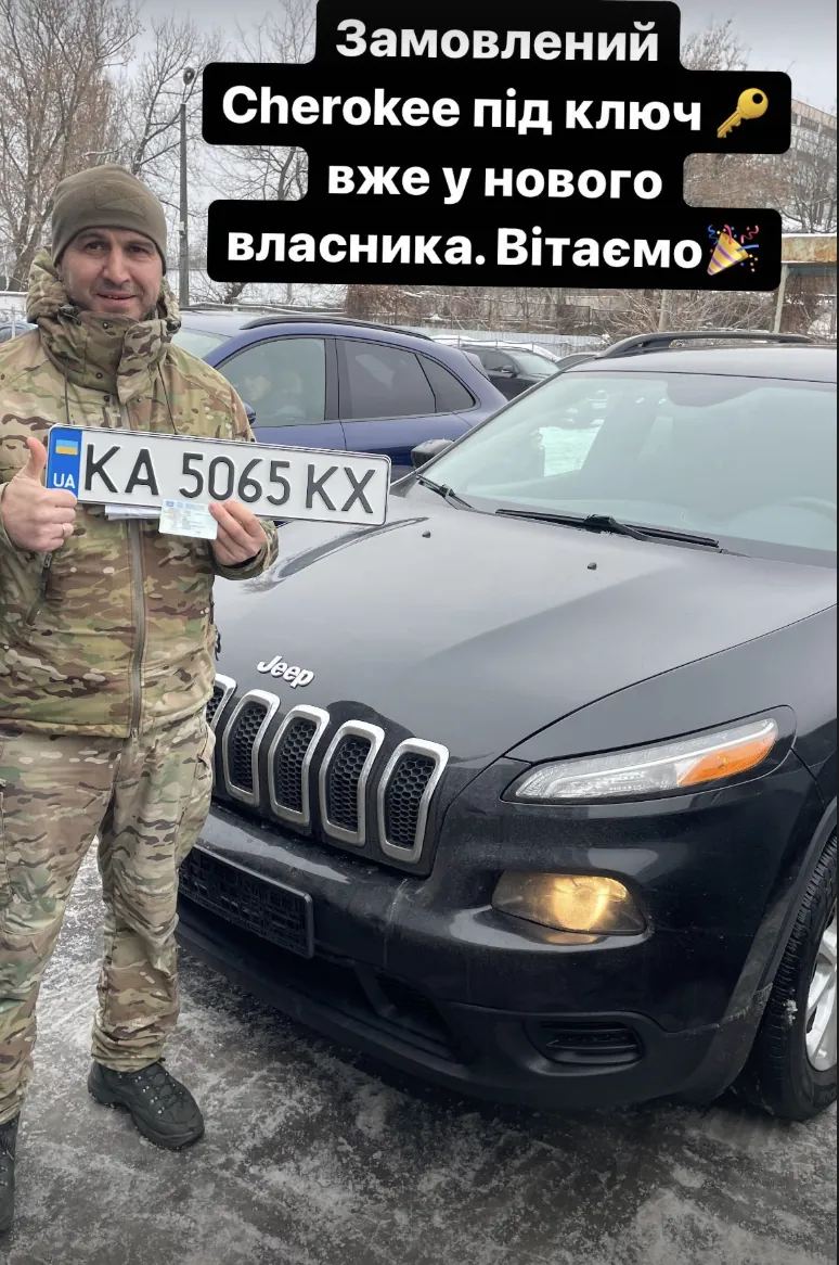Клієнт BOND AUTO TRADE з отриманим авто Jeep Cherokee