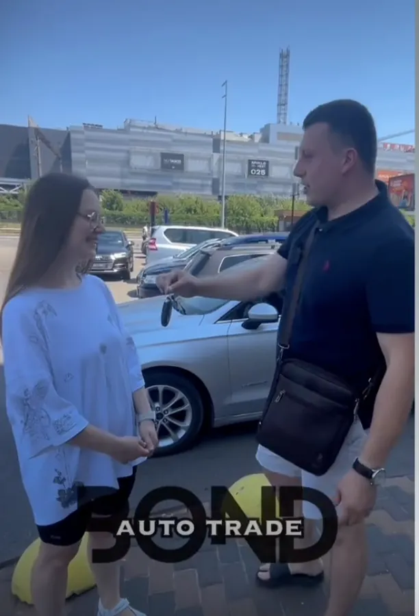 Клієнт BOND AUTO TRADE з отриманим авто зі США