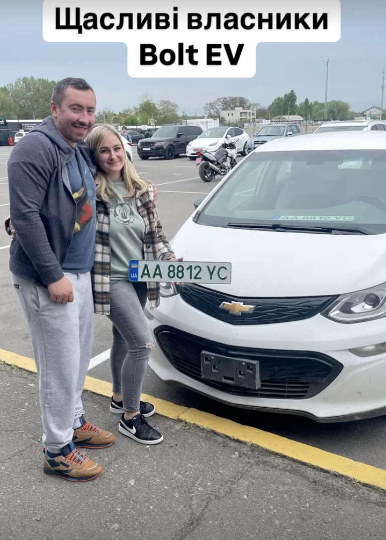 Клієнт BOND AUTO TRADE з отриманим авто Chevrolet Bolt EV