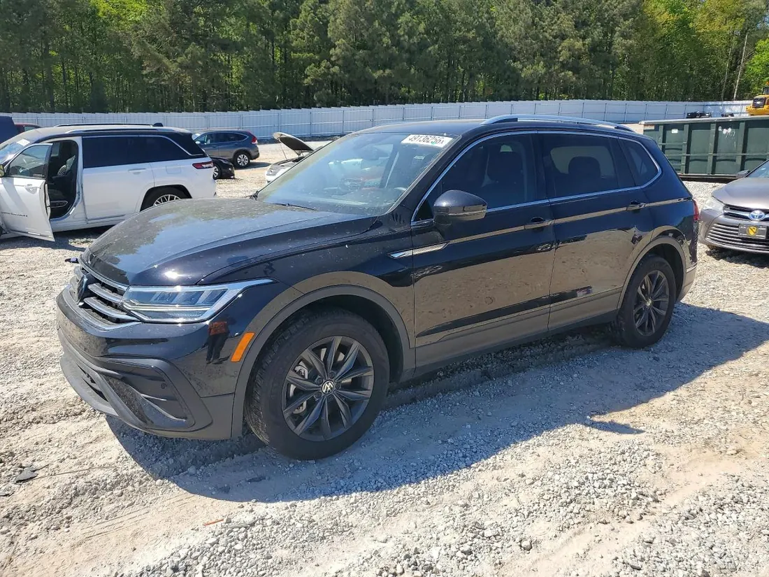 Volkswagen Tiguan SE 2024 — вигляд спереду 3/4